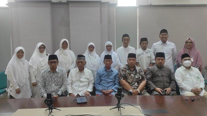 Foto bersama kepengurusan Lembaga Pengkajian Pangan Obat obatan dan Kosmetika MUI